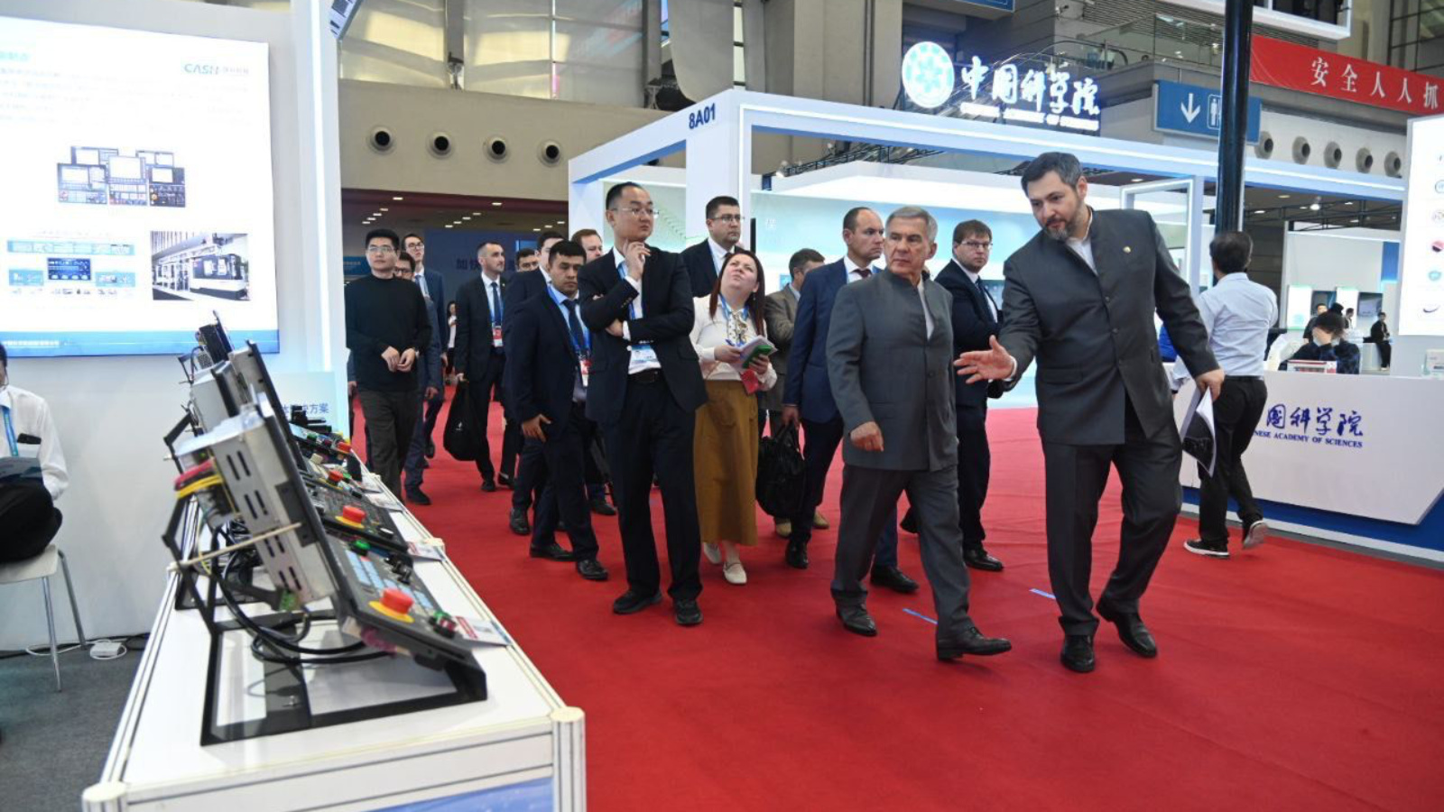 Рустам Минниханов принял участие в открытии Китайской выставки высоких технологий